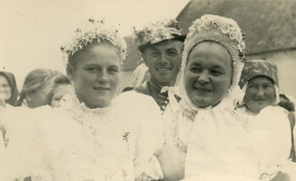 Ukážka úpravy hlavy nevesty a vydatej ženy na skalickej svadbe, na snímke nevesta Júia Danieliková (zľava) spolu s Teréziou Bráneckou, Skalica, 2. štvrtina 20. storočia
