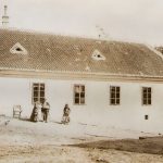 Čáry 1878. Rodinný dom Dopjerovcov pri ich mlyne tesne pred zakúpením Mandelíkovcami
