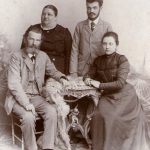 Čáry 1900. Mandelíkovci – vľavo Ján Mandelík, nad ním manželka Anna, rod. Čermáková, z Holíča, vpravo syn Richard Mandelík, pod ním dcéra Anna Mandelíková