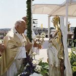 Pápež Ján Pavol II. počas bohoslužby korunoval milostivú sochu Sedembolestnej 1. júla 1995