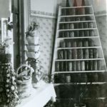 Z výstavy v Gazdinskej škole, zázvorníky sú poukladané vpredu v koši, 30. roky 20. storočia. Archív Záhorského múzea v Skalici