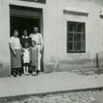 Vstup do pekárne na južnej strane v roku 1938, vpravo majiteľ František Príkazský, vľavo jeho nevesta Františka, vnučky Oľga a Júlia, v strede predavačka Procházková, Foto: archív P. Brezinu
