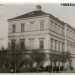Kuffnerov kaštieľ, ktorý sa stal v r. 1926 sídlom okresného úradu, na pohľadnici Senice z r. 1930