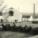 Povozníci prepravy liehu v liehovare na Kuffnerovom veľkostatku v Sotine, r. 1915